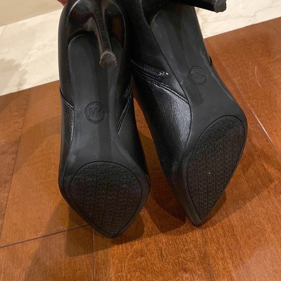 Micheal Kors ankle boot heels in black leather - Picture 6 of 6